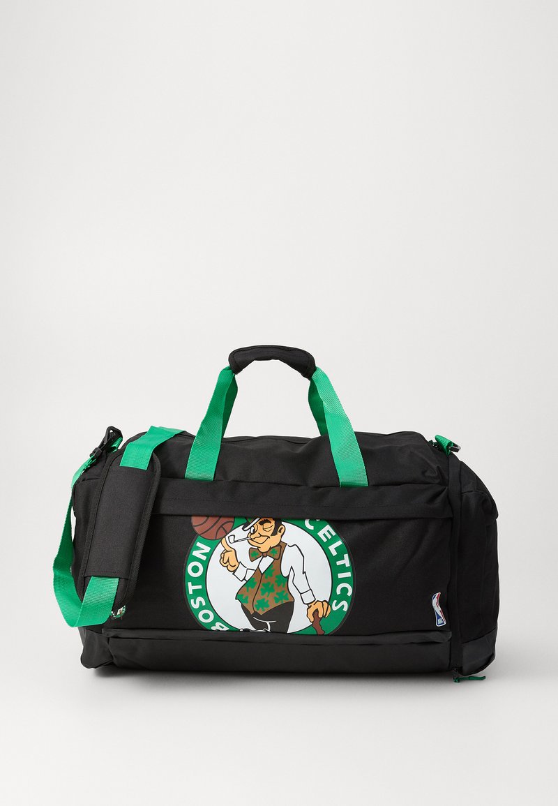 Bolsa de viaje negra con asas y correa para el hombro verdes. Presenta un gráfico de la mascota de los Boston Celtics en un logo circular.