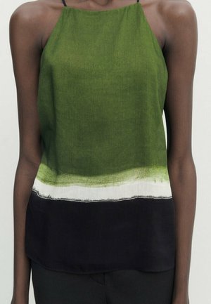 Haut sans manches vert en tissu léger, avec un motif dégradé et des rayures horizontales blanches et noires à l'ourlet.