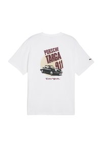 Hvid bomulds t-shirt med et grafisk motiv af en sort Porsche 911 Targa mod en cirkulær beige baggrund, med tekst i bordeaux.