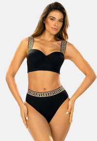 Czarny zestaw bikini z usztywnionym, formowanym stanikiem z dekoracyjnymi, złotymi paskami oraz pasującymi, wysokim stanem majtkami z złotymi akcentami.
