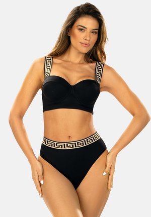 Czarny zestaw bikini z usztywnionym, formowanym stanikiem z dekoracyjnymi, złotymi paskami oraz pasującymi, wysokim stanem majtkami z złotymi akcentami.