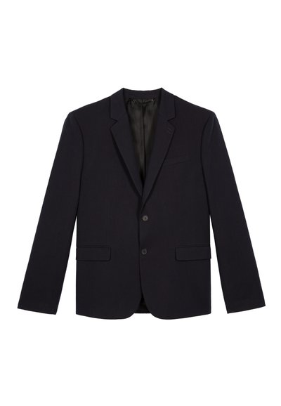 Schwarzer maßgeschneiderter Blazer für Herren mit Reverskragen, zwei Frontknöpfen, Klappentaschen und einer Brust-Paspeltasche, auf einem weißen Hintergrund präsentiert.