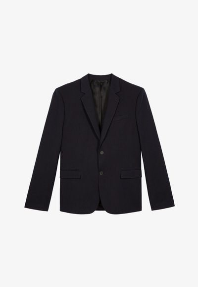 Schwarzer maßgeschneiderter Blazer für Herren mit Reverskragen, zwei Frontknöpfen, Klappentaschen und einer Brust-Paspeltasche, auf einem weißen Hintergrund präsentiert.