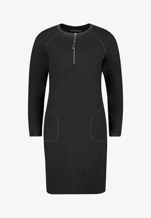 Czarna sukienka z długim rękawem i okrągłym dekoltem, z suwakiem przy szyi, dwoma przednimi kieszeniami oraz kontrastowymi detalami ściegów.