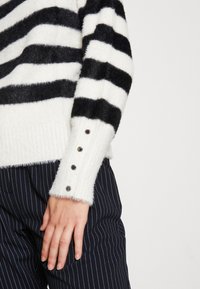 Morgan Pullover - black