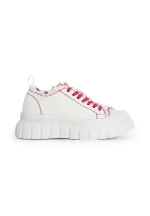 Baskets en toile blanches avec une semelle épaisse blanche, des lacets roses et des bords effilochés le long du col. Embout renforcé et couture contrastante.