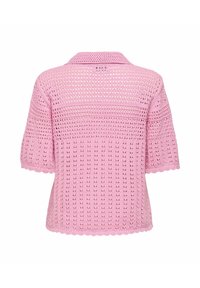 Ružičasti kratki rukavški plesti top od kukičanog uzorka s prozračnim uzorkom, ovratnikom i valovitim rubovima, prikazan s leđa.