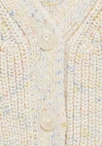 Stickad cardigan i pastellfärger med ett strukturmönster, featuring en krämfärgad knapp och en v-ringning. Tyget verkar mjukt och tjockt.