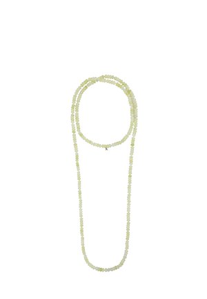 Collar largo de pequeñas cuentas facetadas de color verde claro con un pequeño colgante en forma de estrella cerca del cierre sobre un fondo blanco.