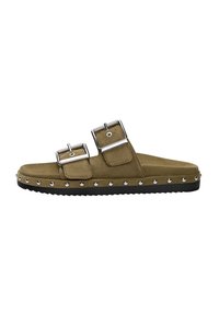 Olivgrüne Wildleder-Sandalette mit zwei verstellbaren silbernen Schnallen, einem strukturierten Fußbett und einer schwarzen Sohle mit silbernen Nieten am Rand.