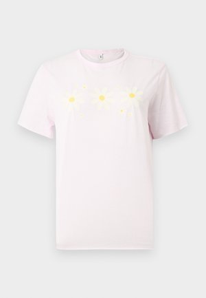 Ροζ κοντομάνικη μπλούζα με εμπριμέ στο μπροστινό μέρος τρία λευκά μαργαρίτες με κίτρινο κέντρο και μικρές κίτρινες βούλες.