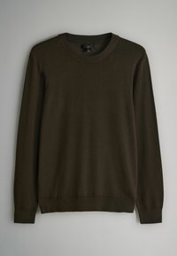 Dunkelbrauner Strickpullover mit Rundhalsausschnitt, langen Ärmeln und gerippten Bündchen sowie Saum. Glatte Textur und klassisches Design.