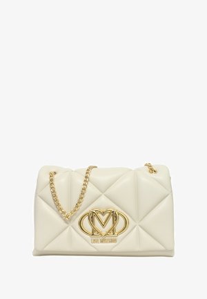 Borsa a tracolla bianca in ecopelle trapuntata, con una catena dorata e un logo dorato di grande visibilità al centro, decorata con accenti a motivo diamante.