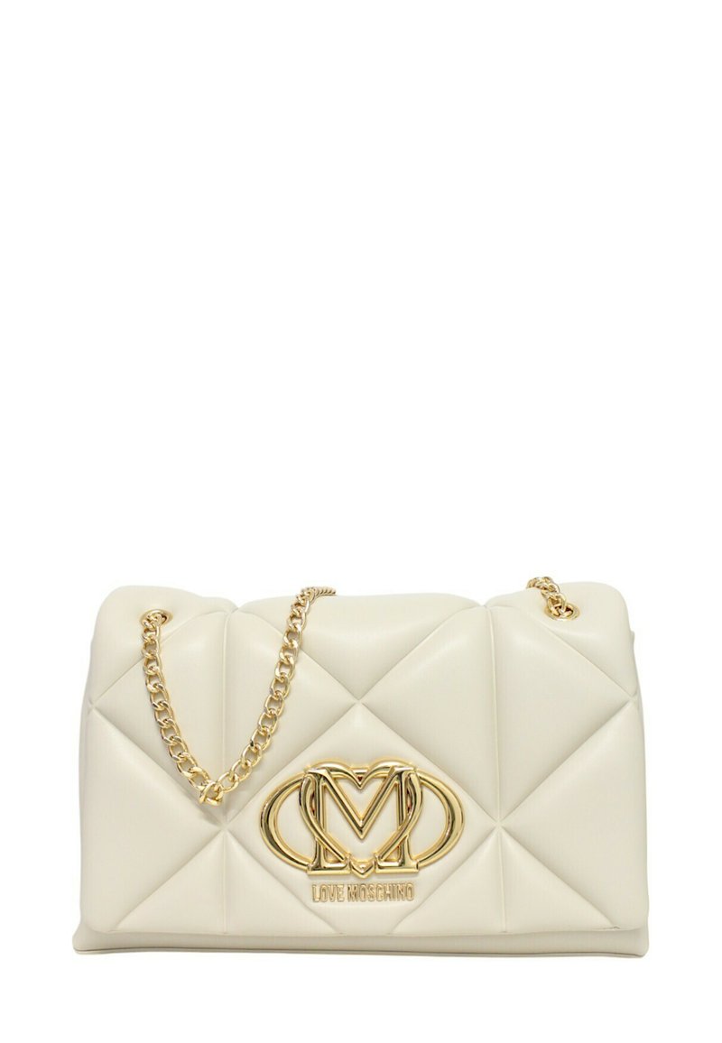 Borsa a tracolla bianca in ecopelle trapuntata, con una catena dorata e un logo dorato di grande visibilità al centro, decorata con accenti a motivo diamante.