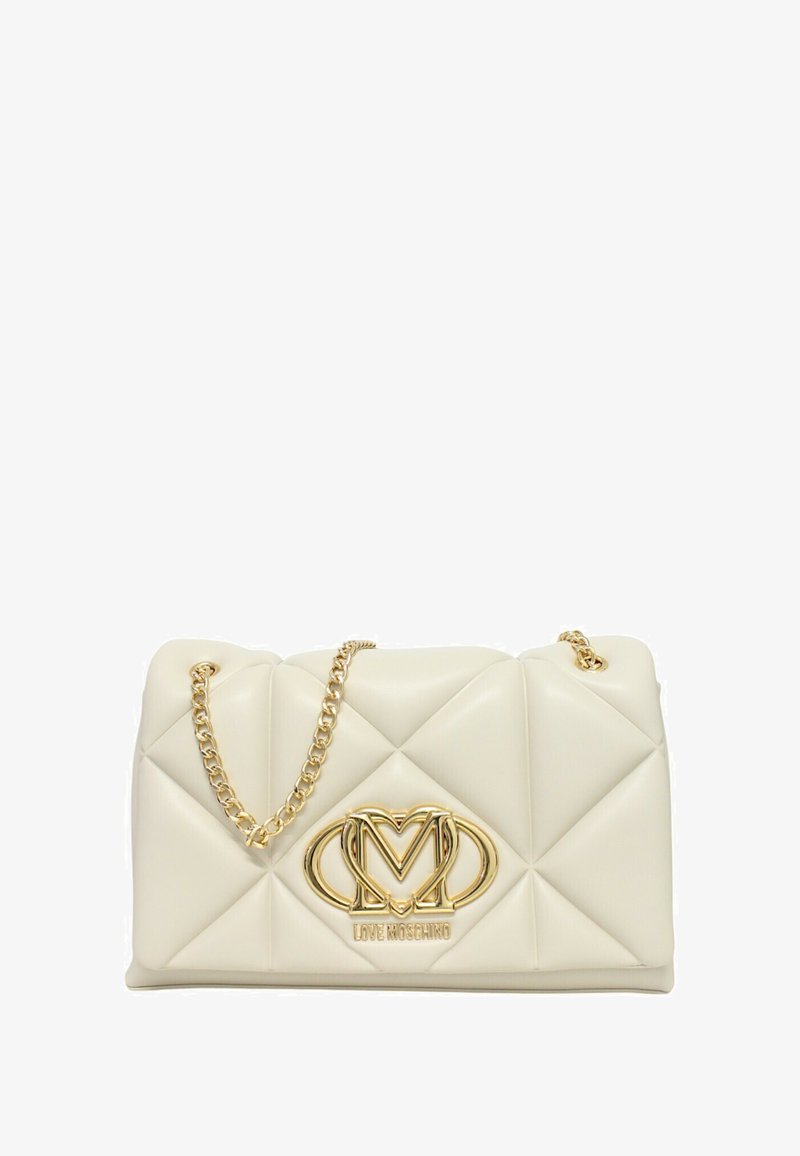 Borsa a tracolla bianca in ecopelle trapuntata, con una catena dorata e un logo dorato di grande visibilità al centro, decorata con accenti a motivo diamante.