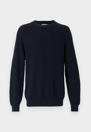Pull en tricot marine avec un design texturé, col rond et manches longues, avec des bords côtelés aux poignets et à l'ourlet.