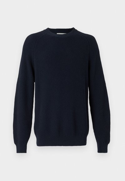 Pull en tricot marine avec un design texturé, col rond et manches longues, avec des bords côtelés aux poignets et à l'ourlet.