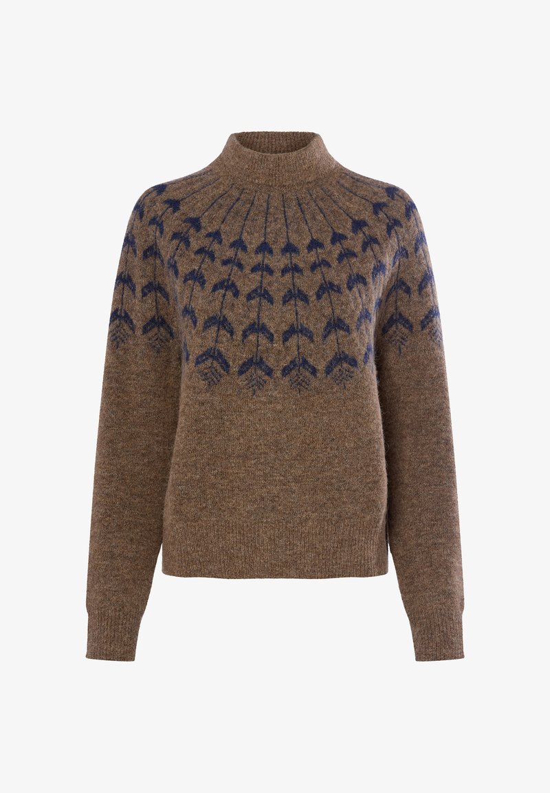 Brauner Strickpullover mit hohem Kragen, der ein gemustertes Design aus dunkelblauen Pfeilen auf der Brust aufweist. Weicher Stoff, lässige Passform und lange Ärmel.