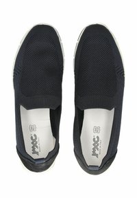 Scarpe slip-on navy con tomaia in mesh traspirante, pannelli laterali elastici e suola in gomma bianca. Presenta un logo sulla soletta e sulla linguetta posteriore.