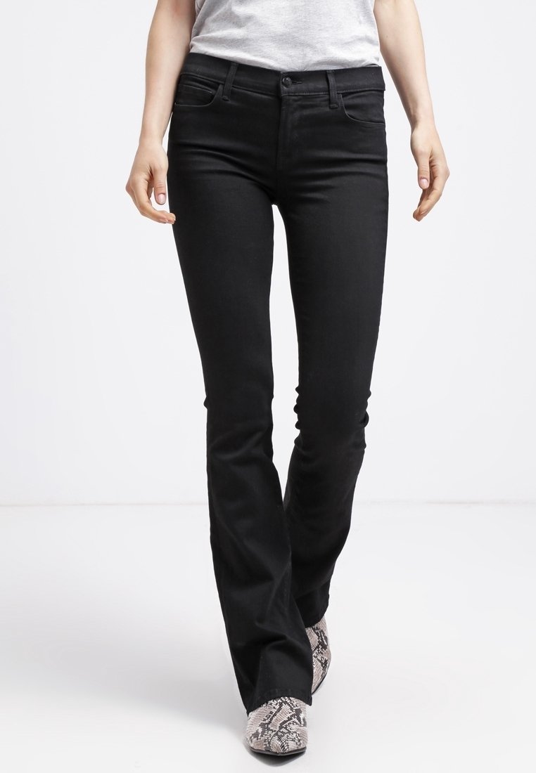 Mustat flare-farkut, joissa on sileä pinta, viisi taskua, etunappikiinnitys ja vyölenkit. Yhdistettyä kuvioituihin nilkkurit.