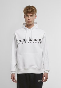 Fehér kapucnis pulóver puha anyagból, elülső zsebbel, húzós kapucnival, és fekete nyomtatott szöveggel: "bruno banani NOT FOR EVERYBODY."