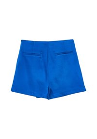 Pantaloni shorts blu realizzati in un tessuto liscio, con due tasche posteriori decorate da cuciture, bordi rifiniti e una vestibilità sartoriale.