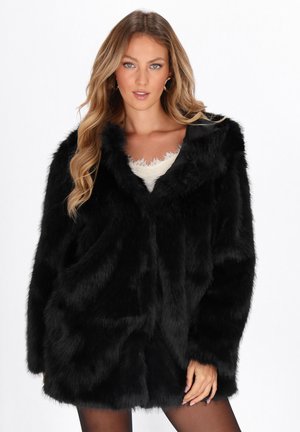 Cappotto in finta pelliccia nera con cappuccio, maniche lunghe e vestibilità comoda. Presenta una texture morbida e un aspetto shaggy, offrendo calore e copertura.