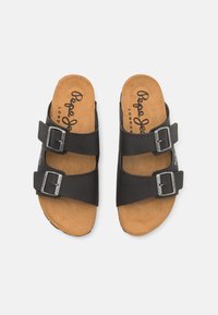 Sandalias negras con dos correas ajustables, hebillas plateadas y una plantilla de corcho. Material superior suave y diseño de plantilla contorneada.