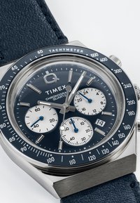Orologio cronografo Timex con cassa in acciaio inossidabile, quadrante blu navy, tre sottocuffie bianche, dettagli blu e cinturino in pelle blu navy.