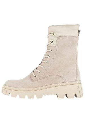 Helle beigen Wildleder-Stiefelette mit einem flauschigen Schaft, goldenen Beschlägen und einer derben, geriffelten Sohle. Verfügt über ein Schnürsystem und einen gepolsterten Kragen.