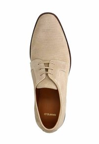 Beige Wildleder Schnürschuh mit strukturiertem Obermaterial, runder Zehenpartie und brauner Sohle. Minimalistisches Branding auf der Innensohle.
