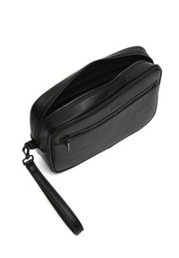 Bolso de muñeca rectangular negro con dos compartimentos con cremallera y correa desmontable, mostrado abierto sobre un fondo blanco.
