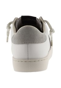 Sneaker bianca in pelle con tallone in suede grigio, forma rotonda, suola intermedia testurizzata e lacci piatti, dotata di colletto imbottito e dettagli di cucitura.