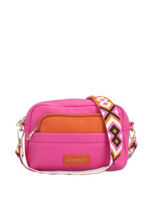 Sac bandoulière rose avec une poche avant orange et une sangle au motif rose, noir, blanc et orange, avec une petite étiquette de marque en cuir.