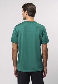 Groen T-shirt met korte mouwen, gemaakt van een gladde, lichte stof. Heeft een ronde halslijn en een recht model, zonder patronen of accenten.