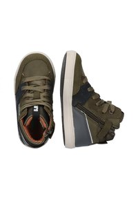 Baskets en cuir vert olive avec des accents gris, panneau arrière texturé, semelle en caoutchouc grise et lacets ; comprend une fermeture éclair décorative sur le côté.