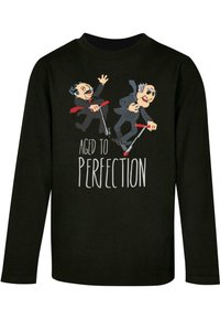 Svart långärmad tröja med kartongkaraktärer som åker kickbike och texten "ÅLDERD TILL PERFEKTION." Designen inkluderar färgglada accenter.