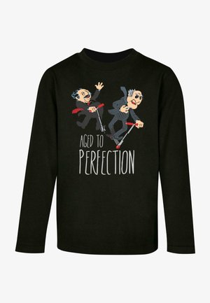 Tricou cu maneci lungi, de culoare neagră, cu personaje de desene animate care merg cu trotinetele și textul "ÎMBĂTRÂNIT PENTRU PERFEȚIUNE." Designul include accente colorate.