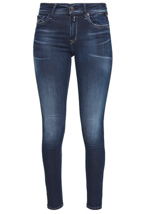 Schlanke Jeans aus dunkelblauem Denim mit einem verwaschenen Finish. Merkmale sind frontale Taschen, Gürtelschlaufen und subtile Stickdetails.