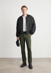 Calvin Klein MODERN SLIM - Chino hlače - dark olive