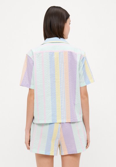Korte mouwen shirt en shorts set in pastelstrepen, met een textuurstof en een lichtblauwe kraag en knoopdetails.