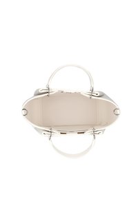 Borsa a mano in pelle bianca con doppi manici superiori e hardware metallico. L'interno è beige con una texture liscia e senza scomparti visibili.