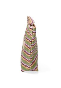 Gewebte Tasche mit einem Zickzackmuster in Pastellfarben (grün, pink und braun). Hergestellt aus natürlichen Materialien; hat einen gefalteten oberen Teil.