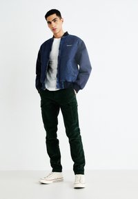 DOCKERS SLIM TAPERED - Pantalon cargo - deep forest