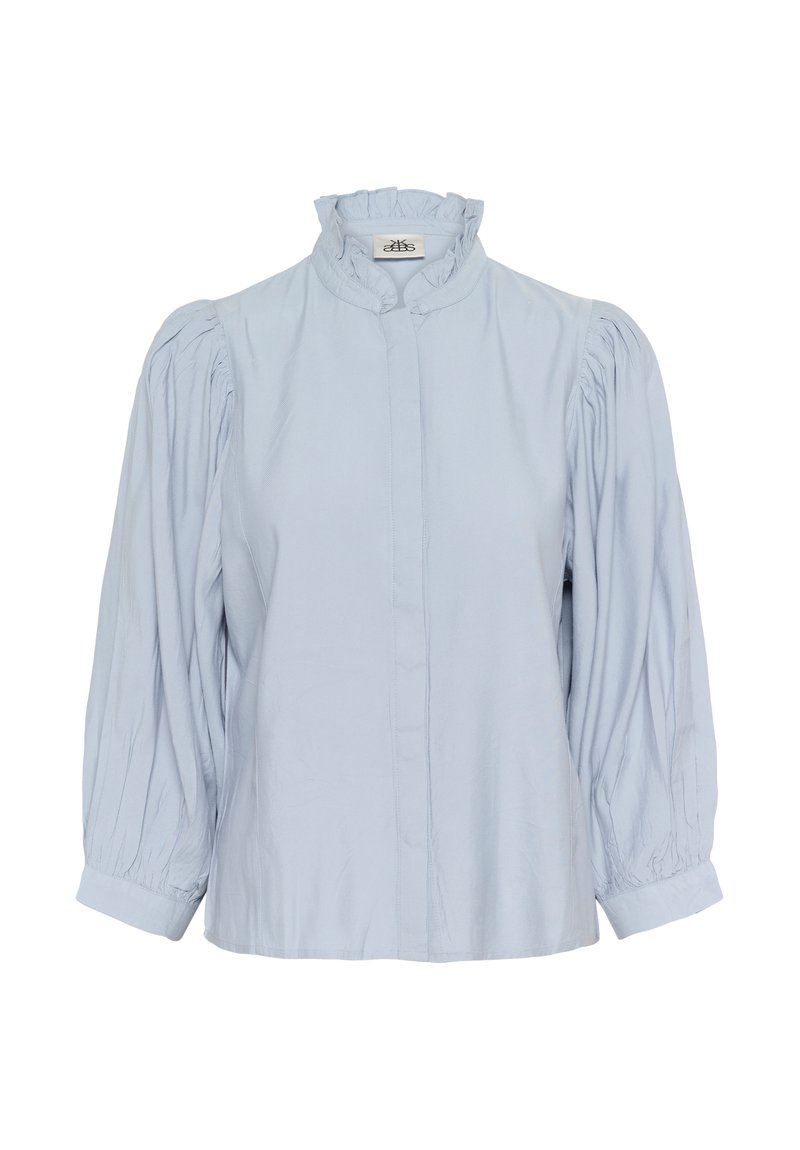 Vaaleansininen pusero, jossa on korkea röyhelökaulus, puffihihat ja napitus edessä. Valmistettu pehmeästä kankaasta, jolla on sileä pinta.