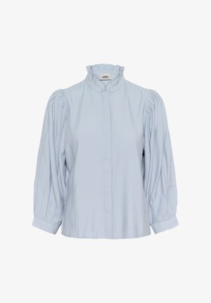 Chemisier bleu clair avec un col froncé haut, des manches bouffantes et un devant à boutons. Fabriqué en tissu doux avec une texture lisse.