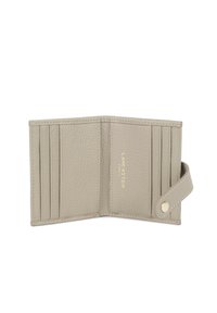 Portafoglio in pelle grigio chiaro con finitura testurizzata, sei scomparti per carte, logo dorato, chiusura a scatto e una cinghia laterale per una facile presa.