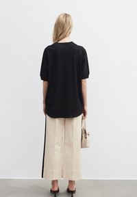 Ipekyol T-paita - black