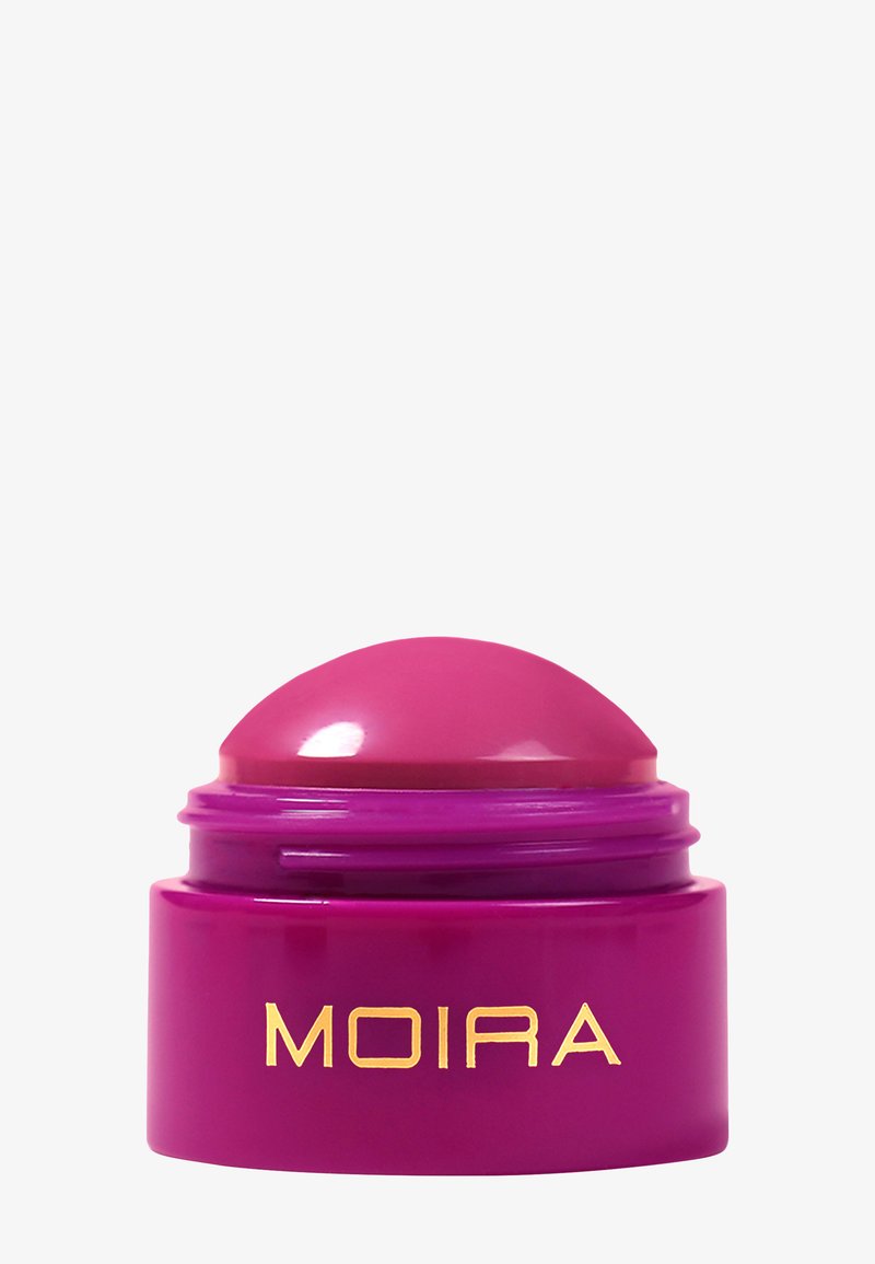 Lilla og rosa, rund leppepomadebeholder med gulltekst "MOIRA" på forsiden, vist åpen med pomadedomen eksponert.