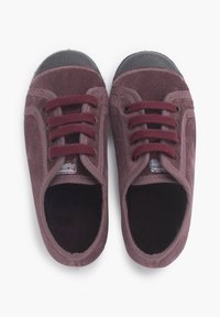Scarpe in tela borgogna con superficie texturizzata, punta tonda e suole in gomma nera; presentano lacci scuri e taglio alla caviglia basso.